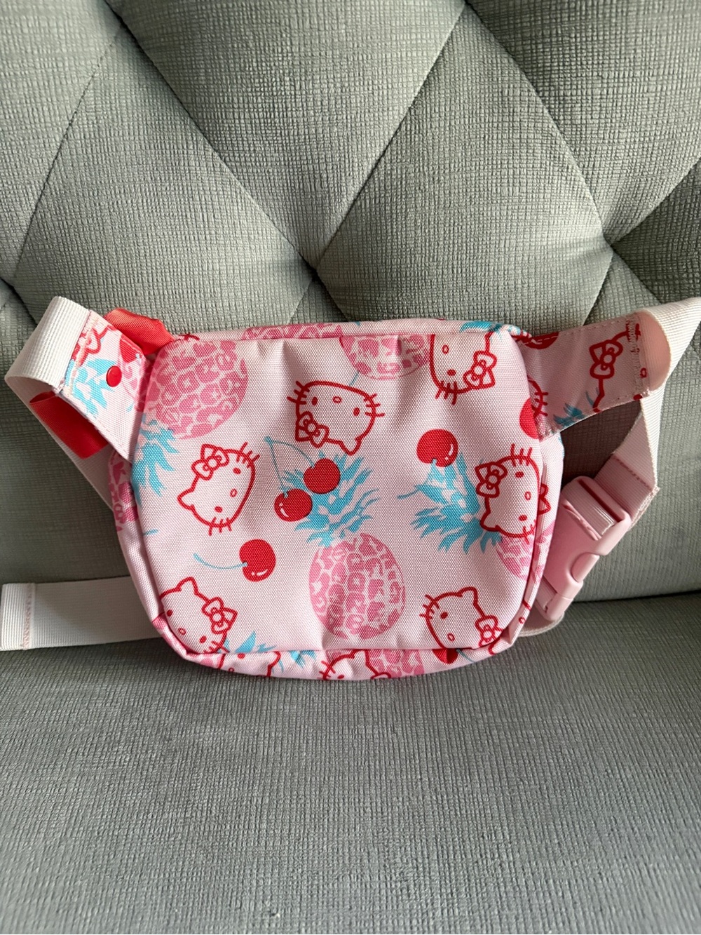 Rare Limited Herschel Hello Kitty Crossbody Bag - Picture 3 of 7
